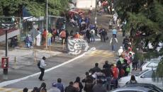 Maestros veracruzanos hacen largas filas para recibir vacuna anti covid