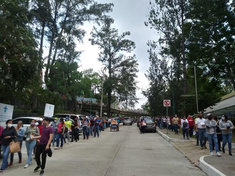 Maestros veracruzanos hacen largas filas para recibir vacuna anti covid