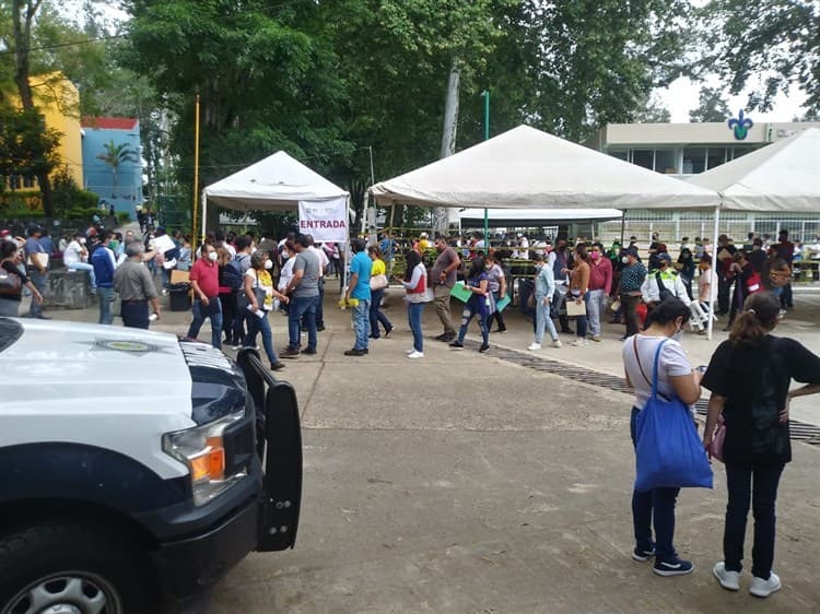 Maestros veracruzanos hacen largas filas para recibir vacuna anti covid