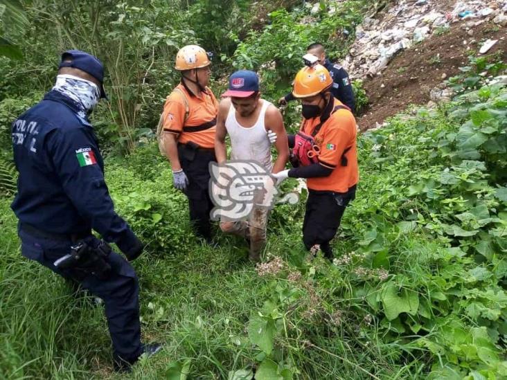 Jardinero cae a barranco cuando cortaba bambú en colonia Villalpando, en Xalapa