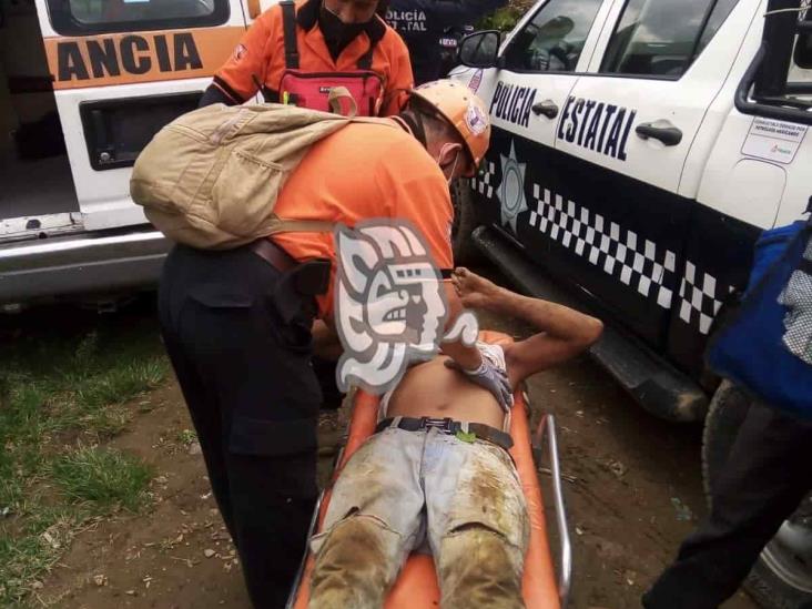 Jardinero cae a barranco cuando cortaba bambú en colonia Villalpando, en Xalapa