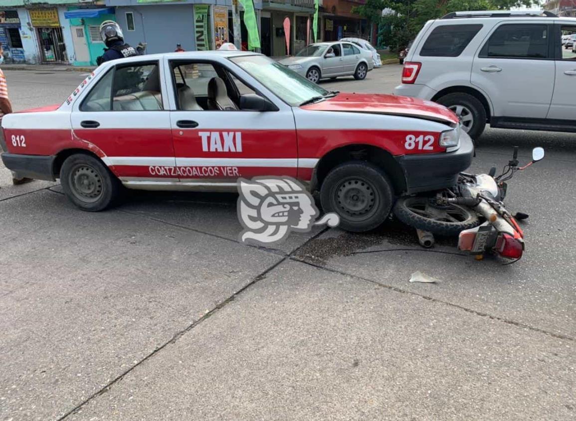 Motociclista es impactado por taxista en el centro de Coatza