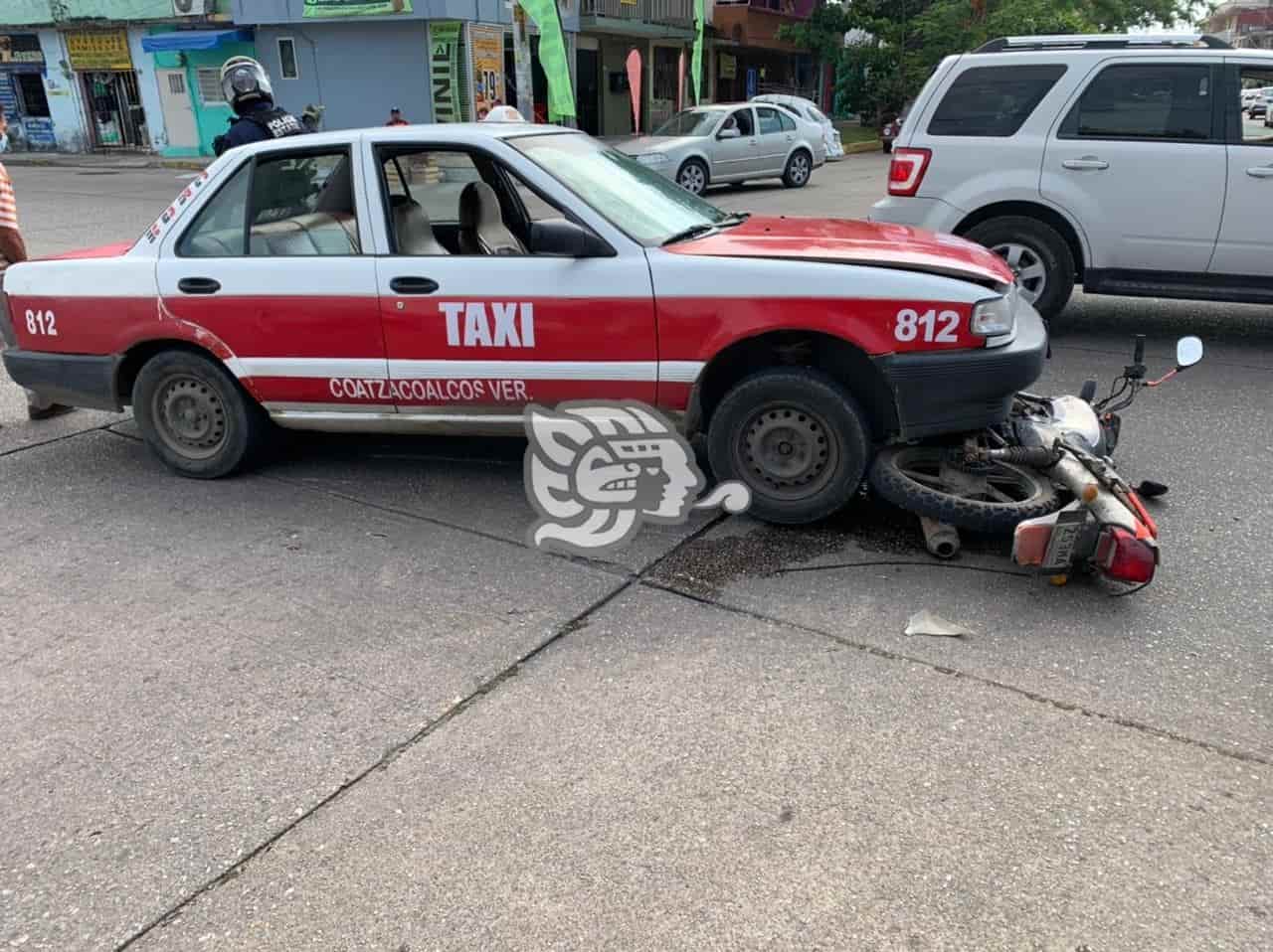 Motociclista es impactado por taxista en el centro de Coatza