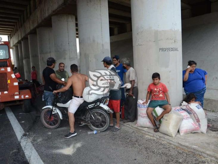 Vuelca tráiler cargado con azúcar sobre autopista Veracruz-Cardel