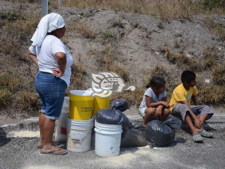 Vuelca tráiler cargado con azúcar sobre autopista Veracruz-Cardel