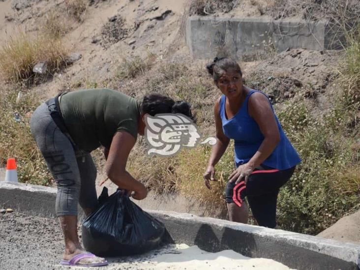 Vuelca tráiler cargado con azúcar sobre autopista Veracruz-Cardel