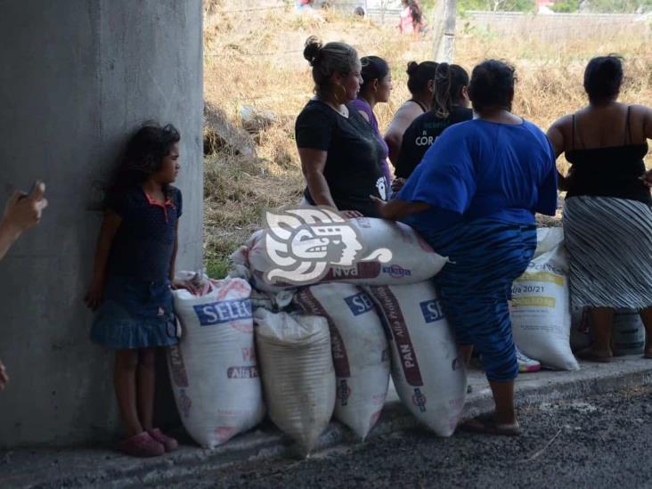 Vuelca tráiler cargado con azúcar sobre autopista Veracruz-Cardel