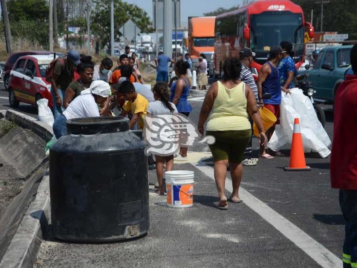 Vuelca tráiler cargado con azúcar sobre autopista Veracruz-Cardel