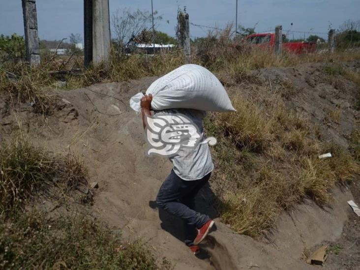 Vuelca tráiler cargado con azúcar sobre autopista Veracruz-Cardel