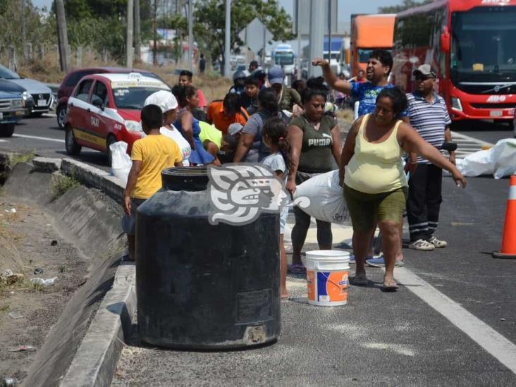 Vuelca tráiler cargado con azúcar sobre autopista Veracruz-Cardel