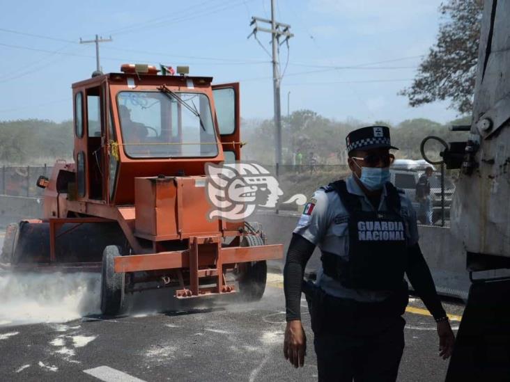 Vuelca tráiler cargado con azúcar sobre autopista Veracruz-Cardel