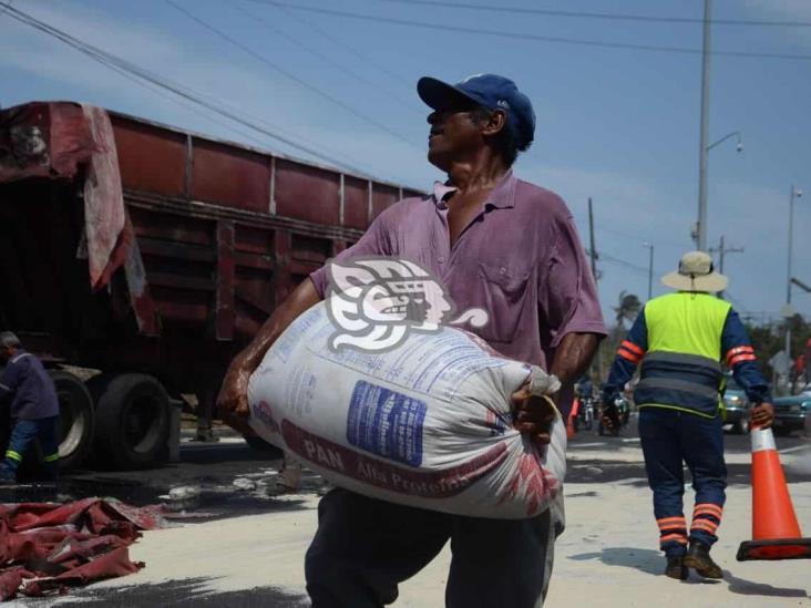 Vuelca tráiler cargado con azúcar sobre autopista Veracruz-Cardel