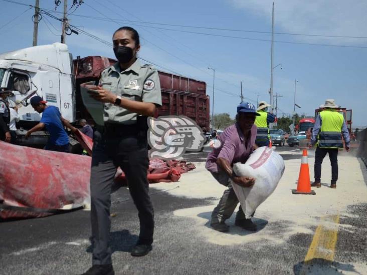 Vuelca tráiler cargado con azúcar sobre autopista Veracruz-Cardel