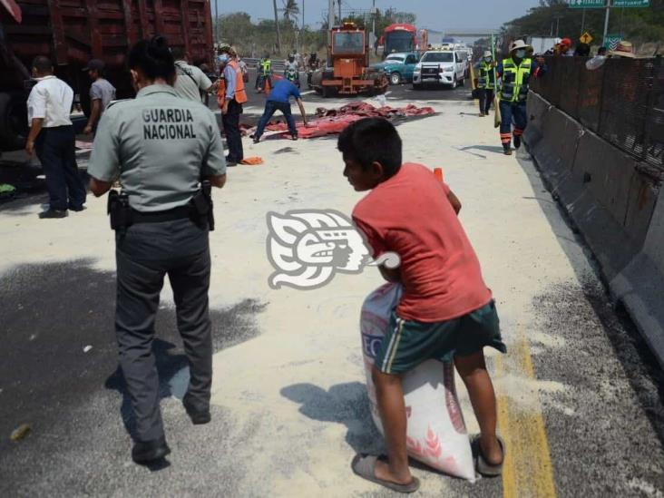 Vuelca tráiler cargado con azúcar sobre autopista Veracruz-Cardel