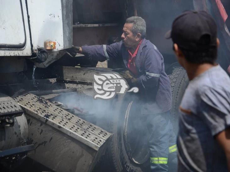 Vuelca tráiler cargado con azúcar sobre autopista Veracruz-Cardel