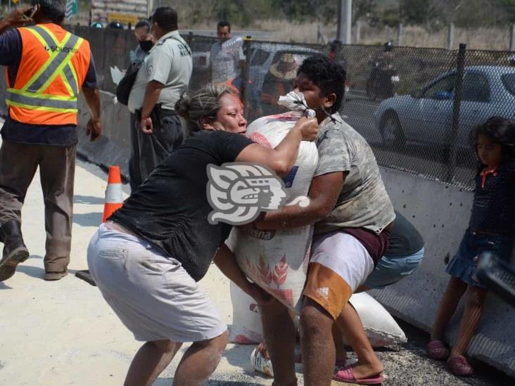 Vuelca tráiler cargado con azúcar sobre autopista Veracruz-Cardel