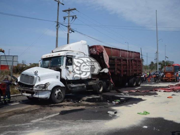 Vuelca tráiler cargado con azúcar sobre autopista Veracruz-Cardel