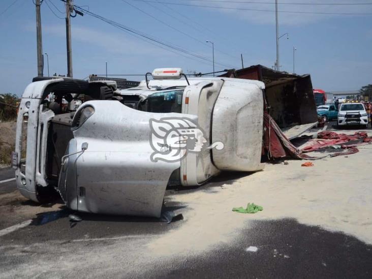 Vuelca tráiler cargado con azúcar sobre autopista Veracruz-Cardel