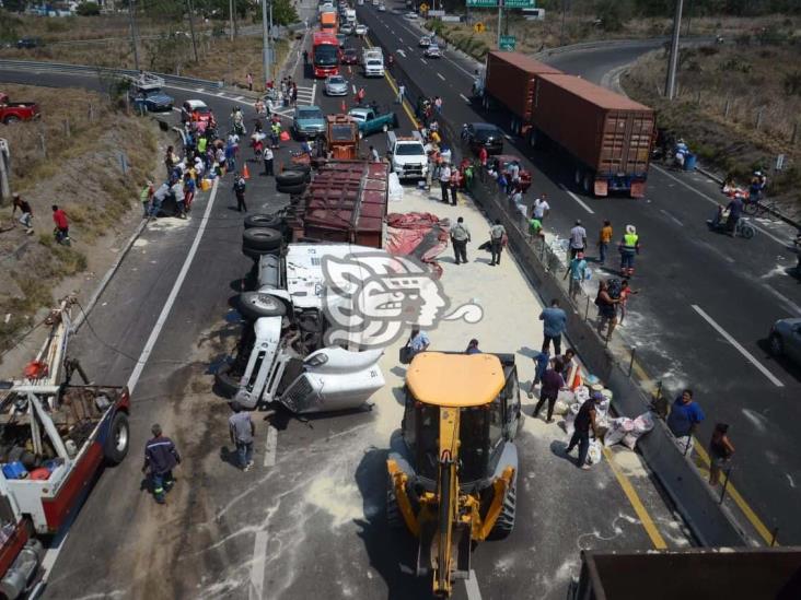 Vuelca tráiler cargado con azúcar sobre autopista Veracruz-Cardel