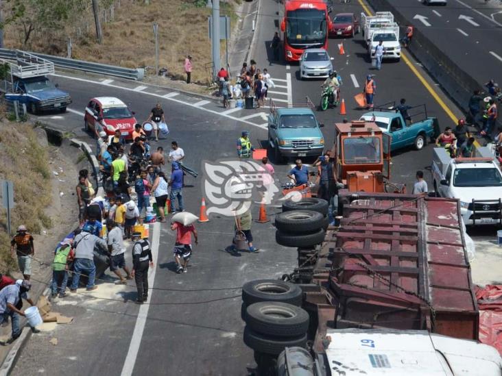 Vuelca tráiler cargado con azúcar sobre autopista Veracruz-Cardel