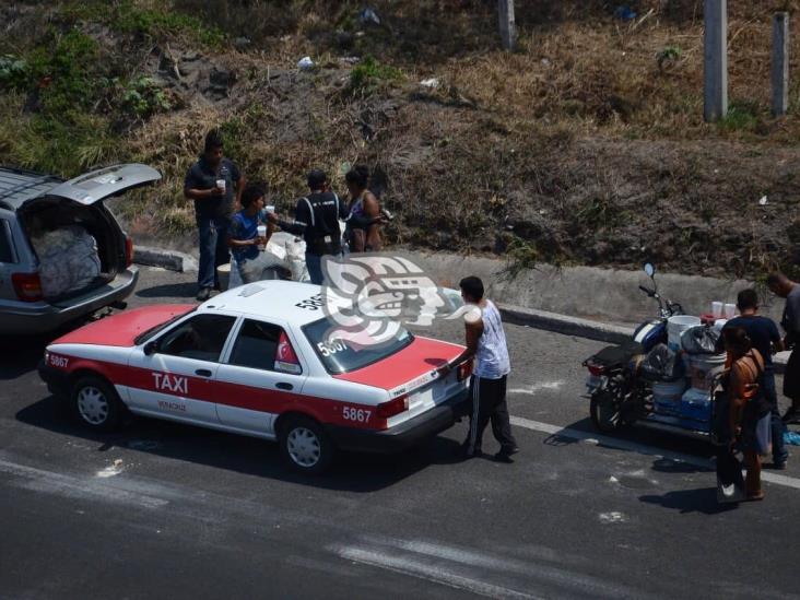 Vuelca tráiler cargado con azúcar sobre autopista Veracruz-Cardel