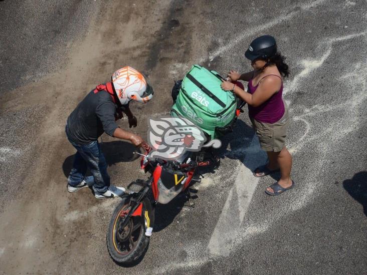 Vuelca tráiler cargado con azúcar sobre autopista Veracruz-Cardel