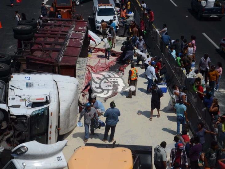 Vuelca tráiler cargado con azúcar sobre autopista Veracruz-Cardel