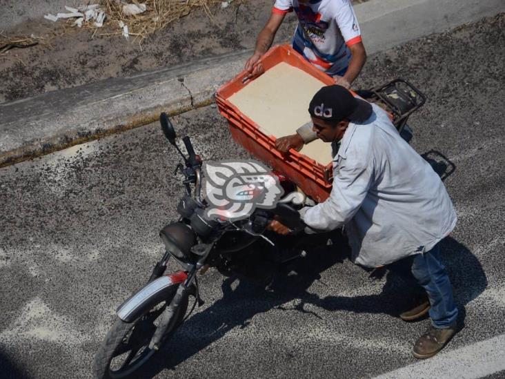 Vuelca tráiler cargado con azúcar sobre autopista Veracruz-Cardel