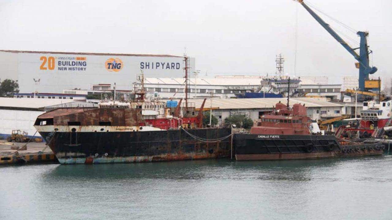 Barco abandonado en puerto de Veracruz será entregado a la SEMAR