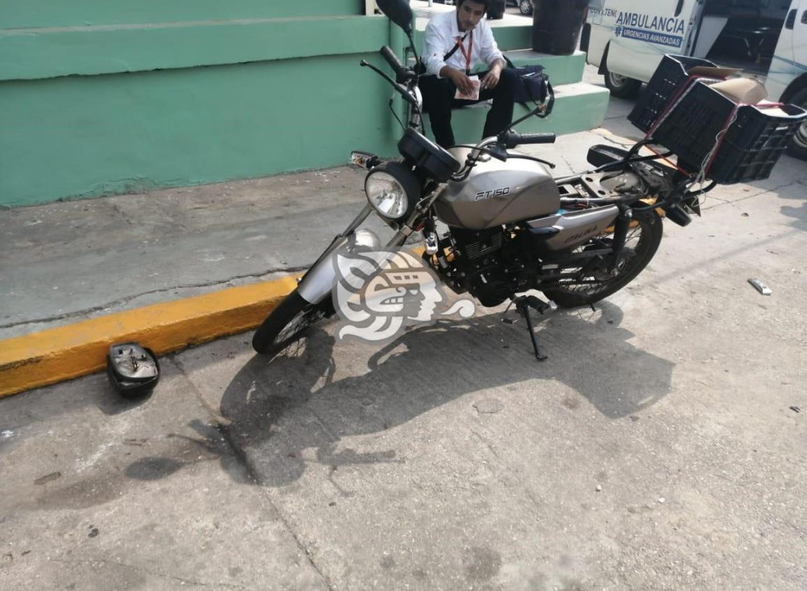 Moto repartidor resulta herido durante choque en Acayucan