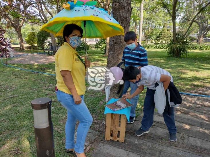 En Orizaba, regalan libros a visitantes al Poliforum Cultural