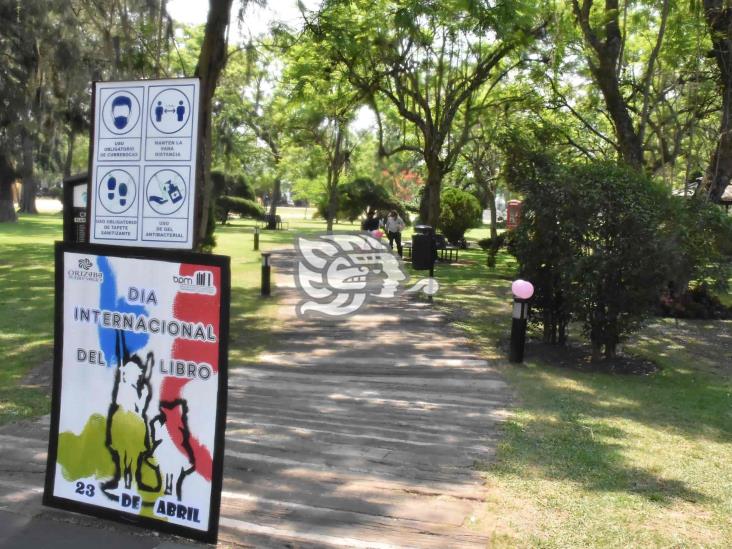 En Orizaba, regalan libros a visitantes al Poliforum Cultural