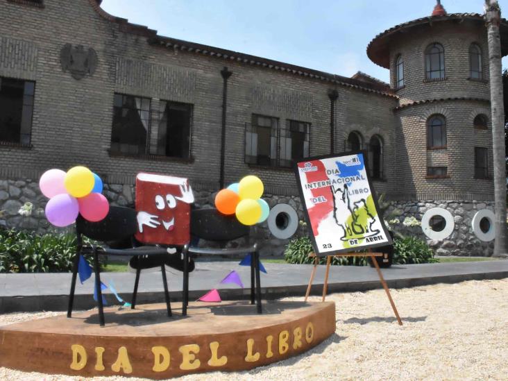 En Orizaba, regalan libros a visitantes al Poliforum Cultural