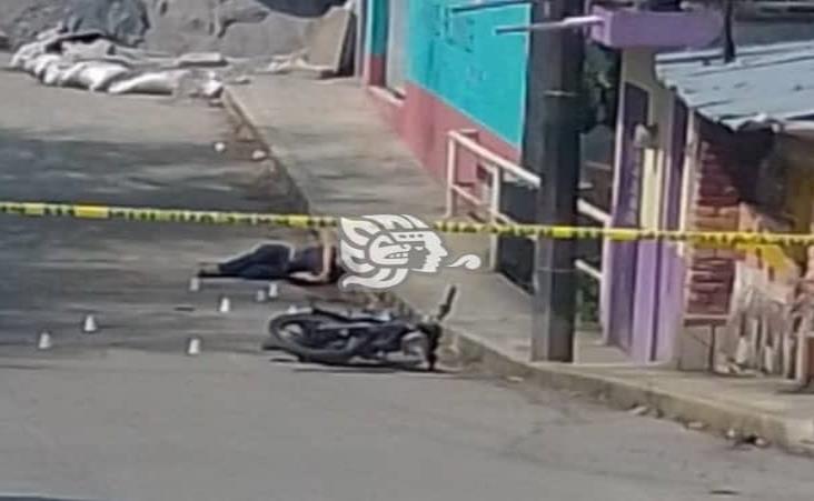 Sicarios lo acribillan a bordo de su moto en Chocamán