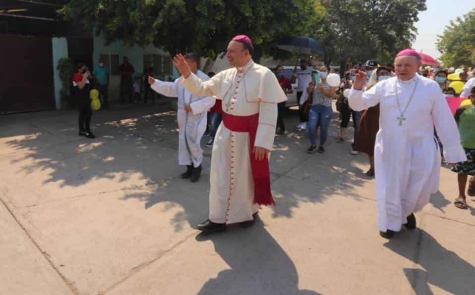 Nuncio papal pide fin a violencia desde Aguililla, localidad sitiada por el narco