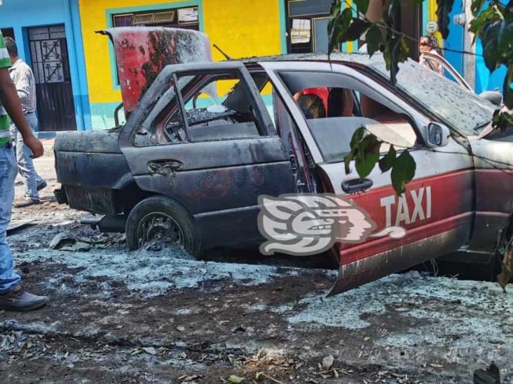 Taxi de Orizaba termina calcinado en Rafael Delgado