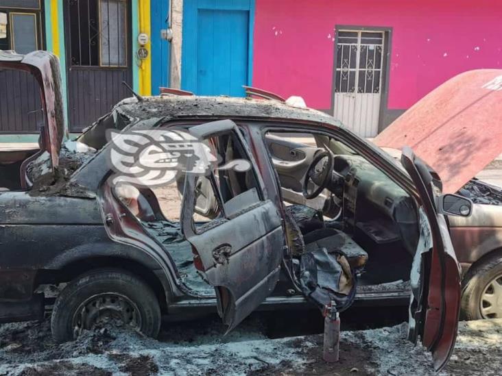 Taxi de Orizaba termina calcinado en Rafael Delgado