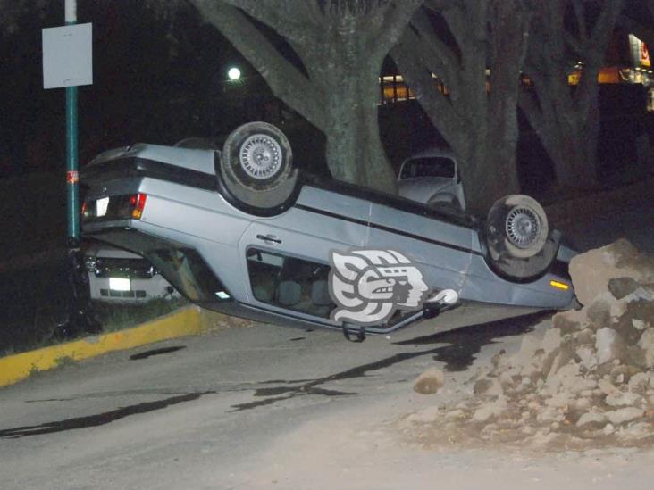 Choca y vuelca auto en Xalapa, frente al Congreso de Veracruz