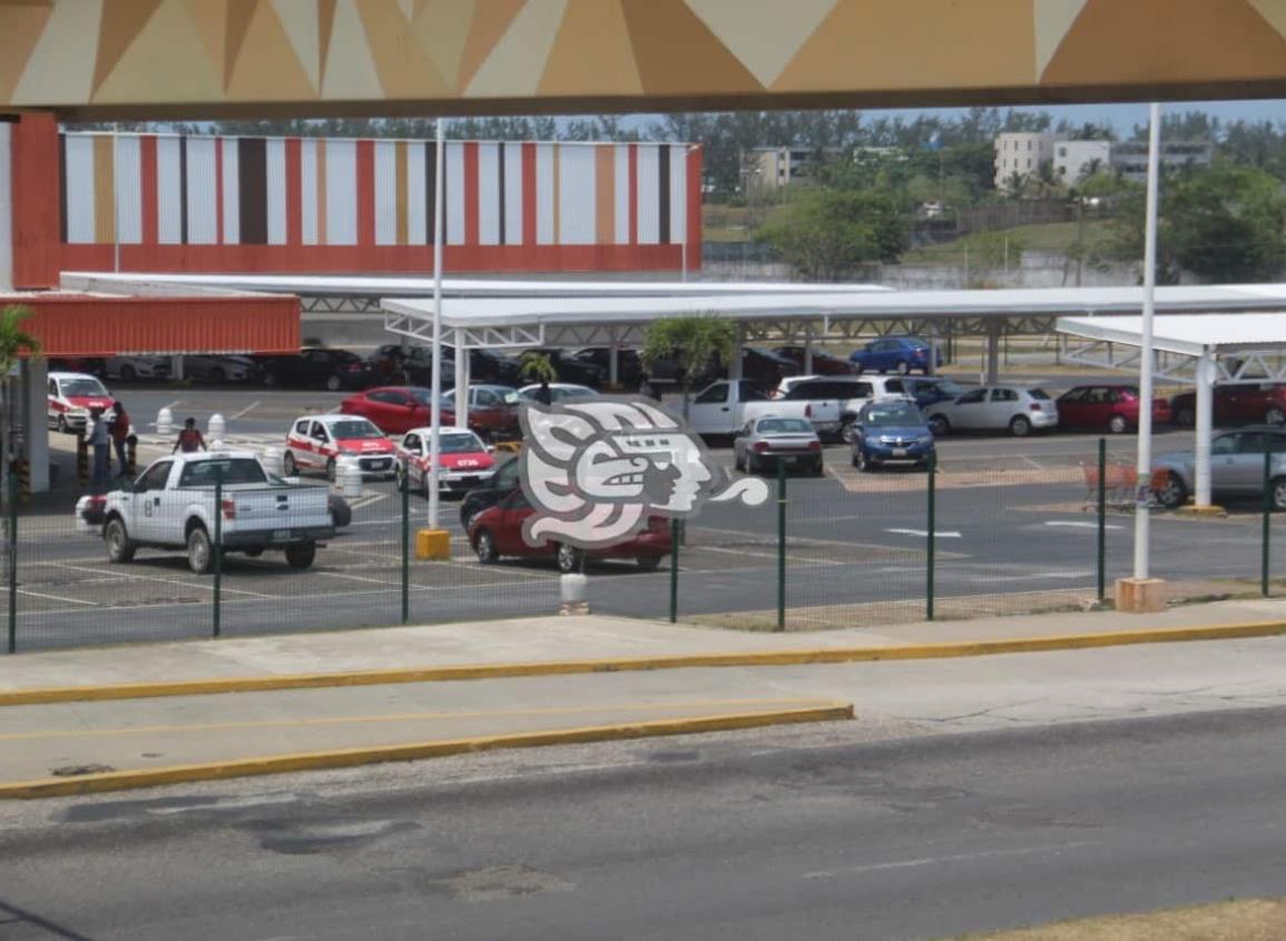 Delincuentes acechan en estacionamiento de supermercado en Coatza