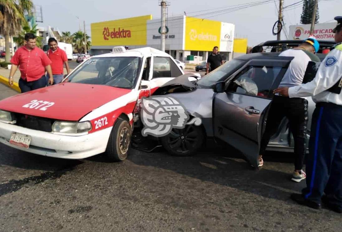 Aparatoso choque deja dos lesionados en Coatzacoalcos