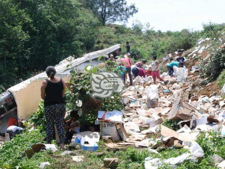 Vuelca tráiler con pescado en la Xalapa-Perote; dos fallecidos