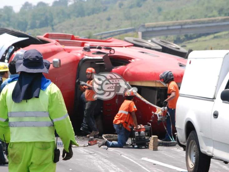 Vuelca tráiler con pescado en la Xalapa-Perote; dos fallecidos