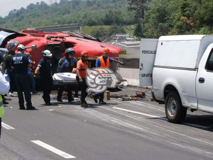 Vuelca tráiler con pescado en la Xalapa-Perote; dos fallecidos