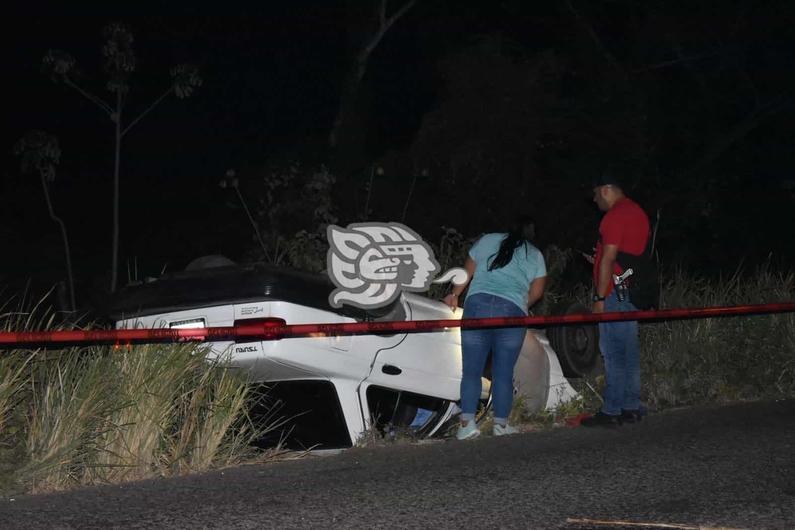 Un muerto y dos heridos tras volcadura en Acayucan 