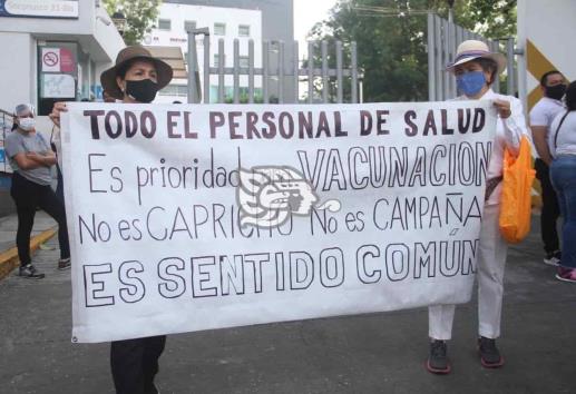Desde primera línea contra COVID-19 en Veracruz, médicos exigen ser vacunados