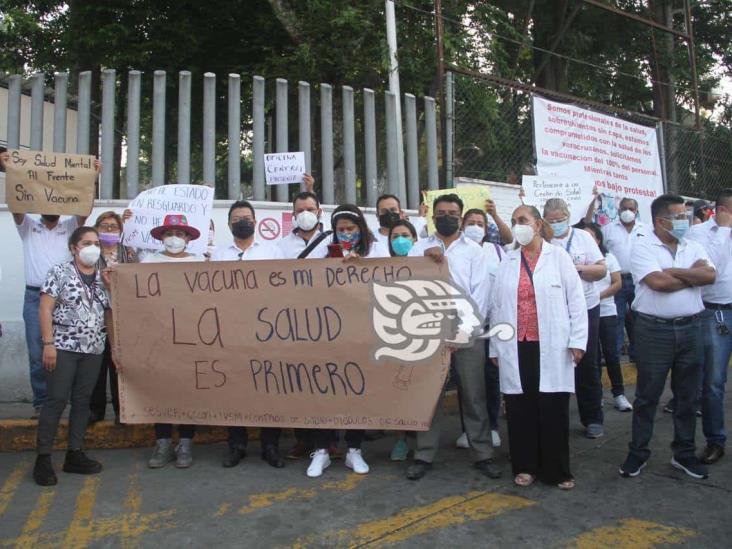 Desde primera línea contra COVID-19 en Veracruz, médicos exigen ser vacunados