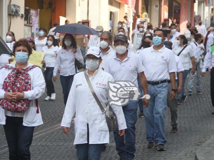 Desde primera línea contra COVID-19 en Veracruz, médicos exigen ser vacunados