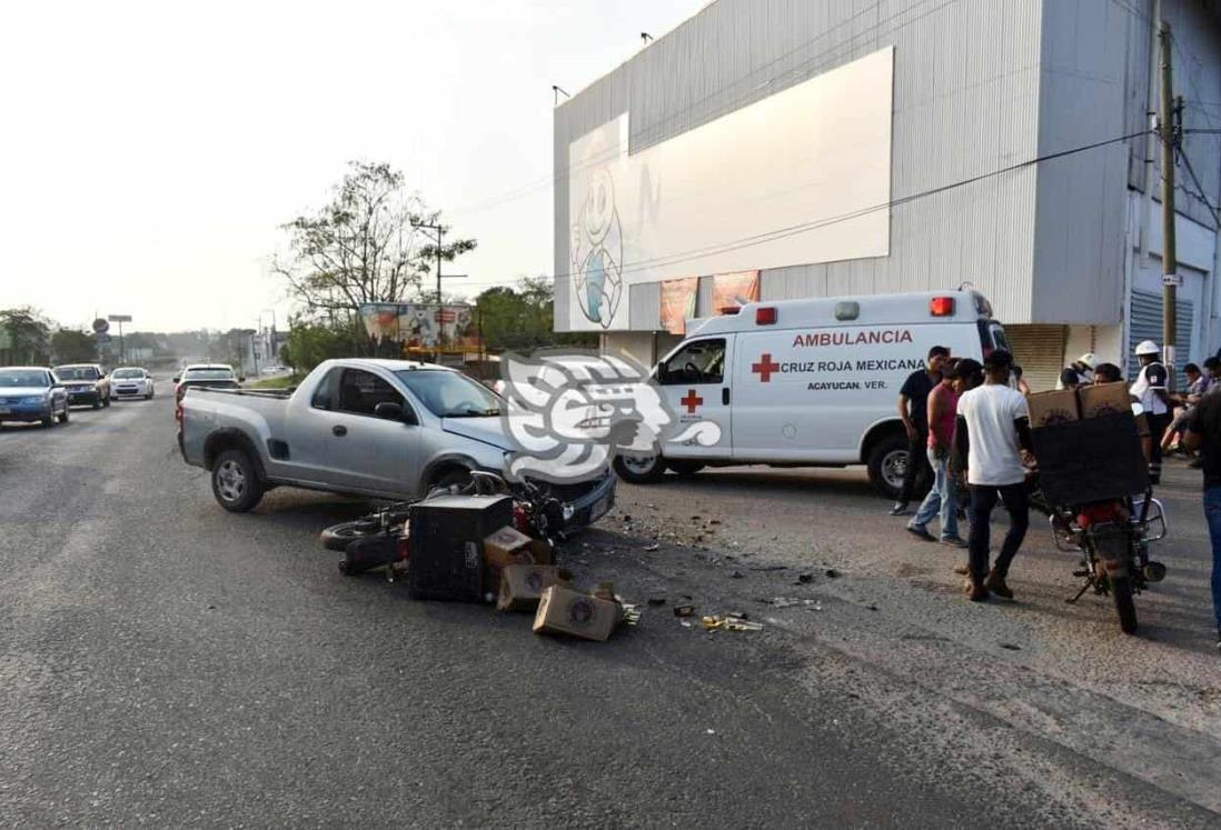 Empleado de cervecería en Acayucan resulta herido en choque