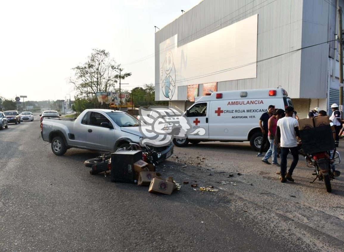 Empleado de cervecería en Acayucan resulta herido en choque