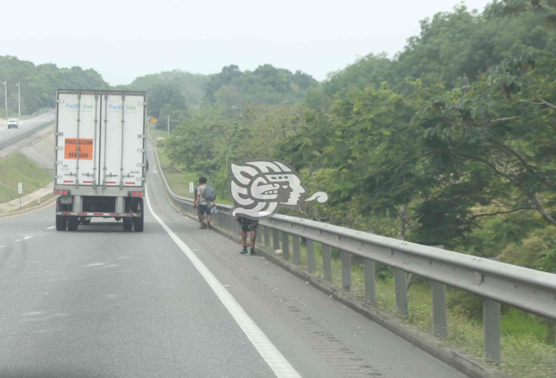 Migrantes optan por caminos largos y peligrosos en el sur de Veracruz